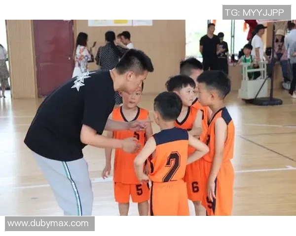 小小篮球手的梦想飞扬在阳光下的操场上